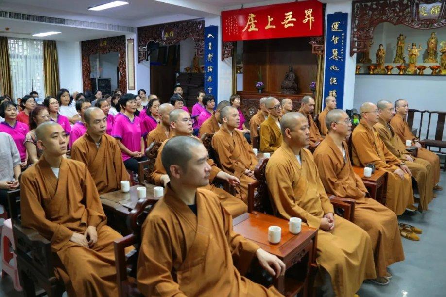副军长迎接新任军长，一见面直冒汗：这不是我当年俘虏的机枪手吗