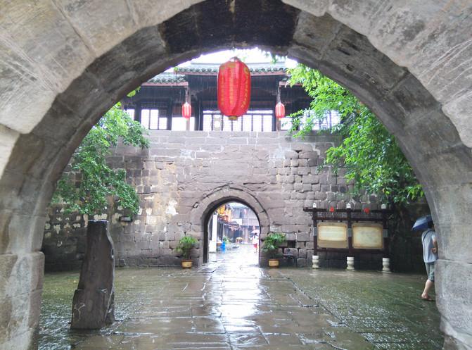 九江一女子因纠纷在4S店跳楼受伤,官方:此前调解未一致